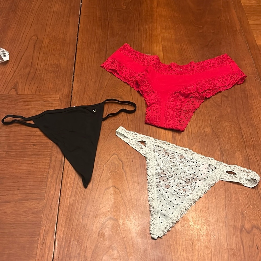 Victoria secret V-String Panty and cheeky bundle size medium NEW